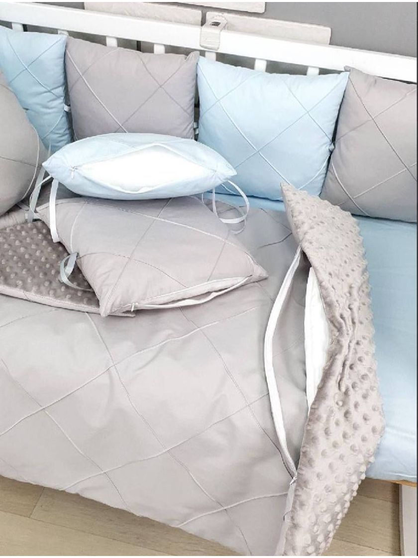 ❤ Набір у ліжко на 4 боки, з бісерною стрічкою. Колір - Блакитно-сірий просточений з косичкою. Комплектація - Подушки на 4й бік