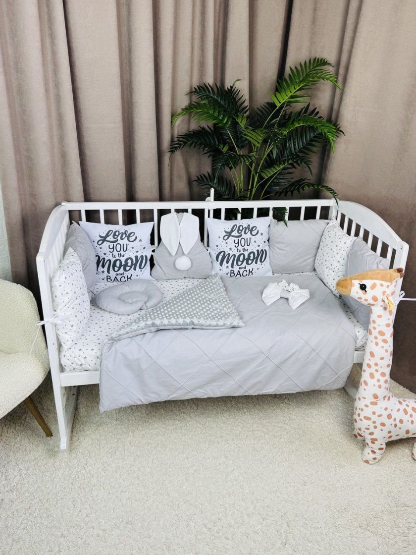 ❤ Набір у ліжко на 4 боки, "Зайка/корона". Комплектація - Коса на 4й бік. Принт - Сірий зайка із велюровими ушками (#97827737) ✓